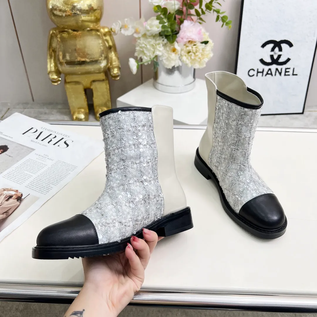 👟👟Ex-factory price 720👟👟 High version of Chanel CHANEL, 🌞🌞🌞Xiaoxiang’s latest 2025 autumn and winter short boots, a must-have item for this autumn and winter season! ! Ms. Chanel loves simple yet irresistible combinations to show her unique style. Mix and match freely to shine⚡Follow Grandma’s fashion steps! ! ! The top-notch craftsmanship and texture are perfectly presented. No matter any details, you can compare them with the counters. The best quality products can be entered and exited from the counters at will! ❶Fabric: imported sheepskin with customized fabrics ❷Lining: sheepskin lining ❸Foot pads: sheepskin ❹Outsole: original molded sole ❺Heel height: 3.5cm ❻Boot shaft height: total height 7 inches ❼Number: 35-40 (40 and 41 are customized and cannot be returned)